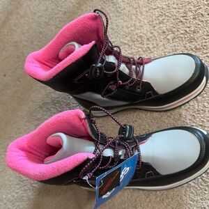 Totes Beaver Black Pink boots 
Totes boots size 5